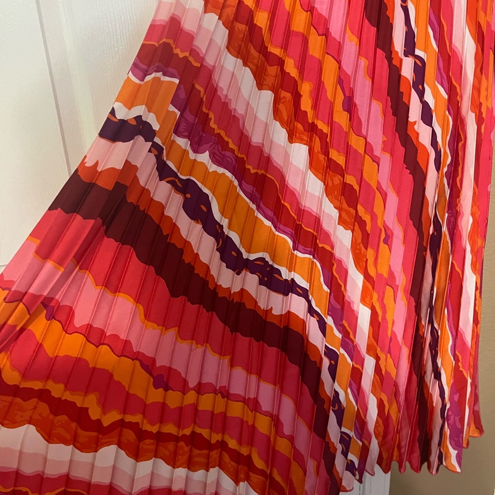 Oh so modest Pleated dress - Picture 6 of 9